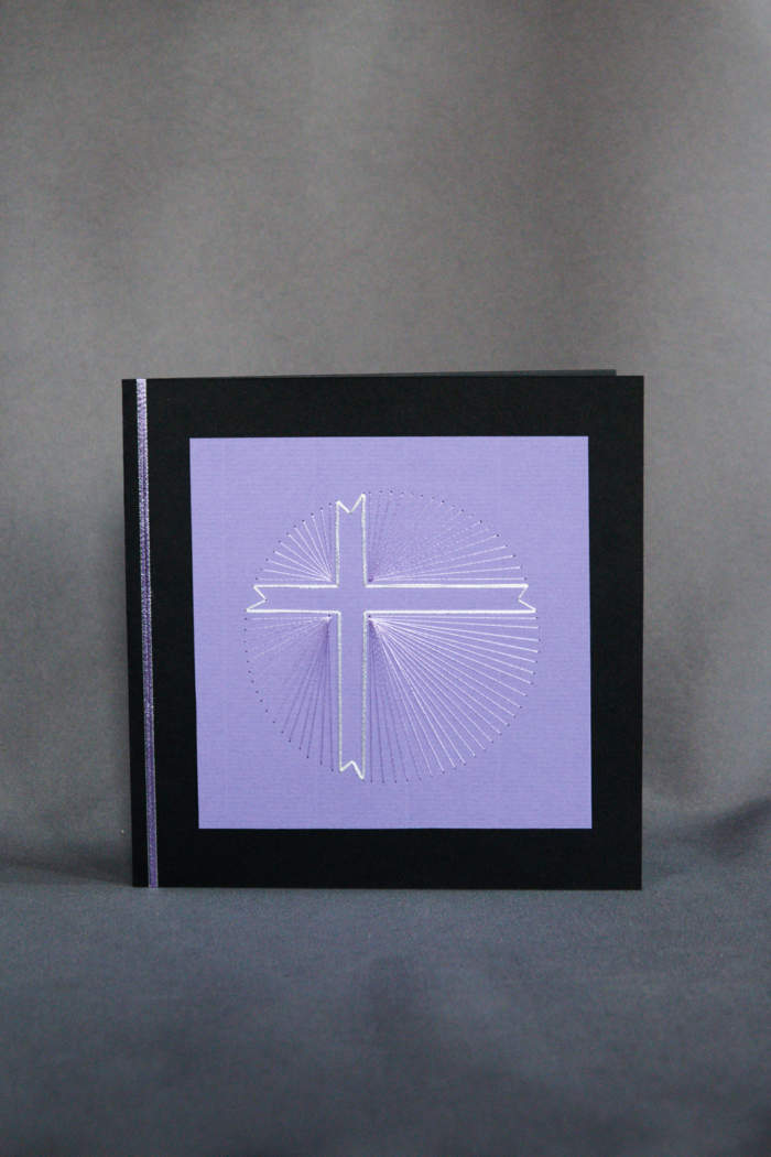 Kreuz mit Strahlen gestickt