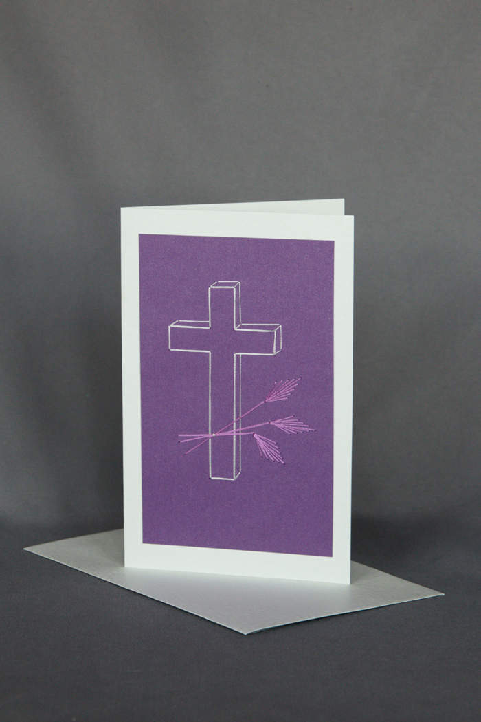 Gesticktes Kreuz mit Ähren in Lila auf Trauerkarte